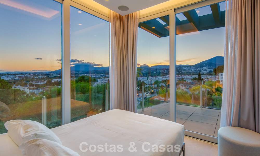 Hedendaagse luxevilla te koop met panoramisch berg- en zeezicht in Nueva Andalucia, Marbella 800948