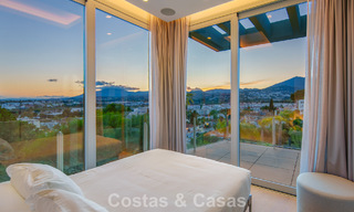Hedendaagse luxevilla te koop met panoramisch berg- en zeezicht in Nueva Andalucia, Marbella 800948 