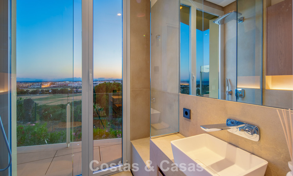 Hedendaagse luxevilla te koop met panoramisch berg- en zeezicht in Nueva Andalucia, Marbella 800949