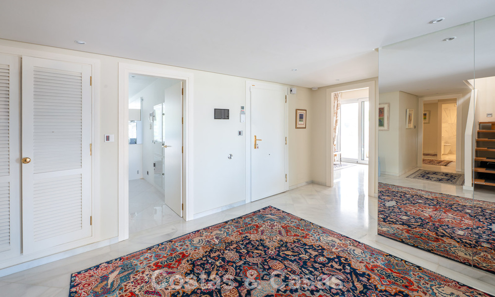 Hoogwaardig duplex penthouse te koop in een felbegeerd golfcomplex in Nueva Andalucia, Marbella 800980