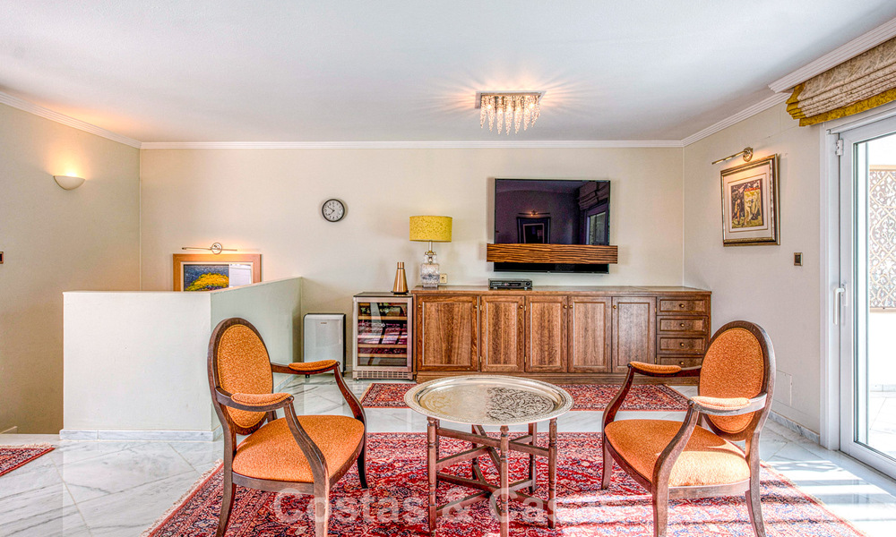 Hoogwaardig duplex penthouse te koop in een felbegeerd golfcomplex in Nueva Andalucia, Marbella 800982