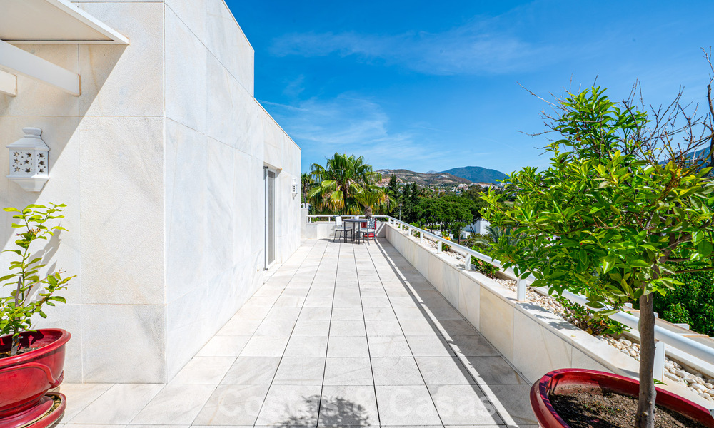 Hoogwaardig duplex penthouse te koop in een felbegeerd golfcomplex in Nueva Andalucia, Marbella 800985
