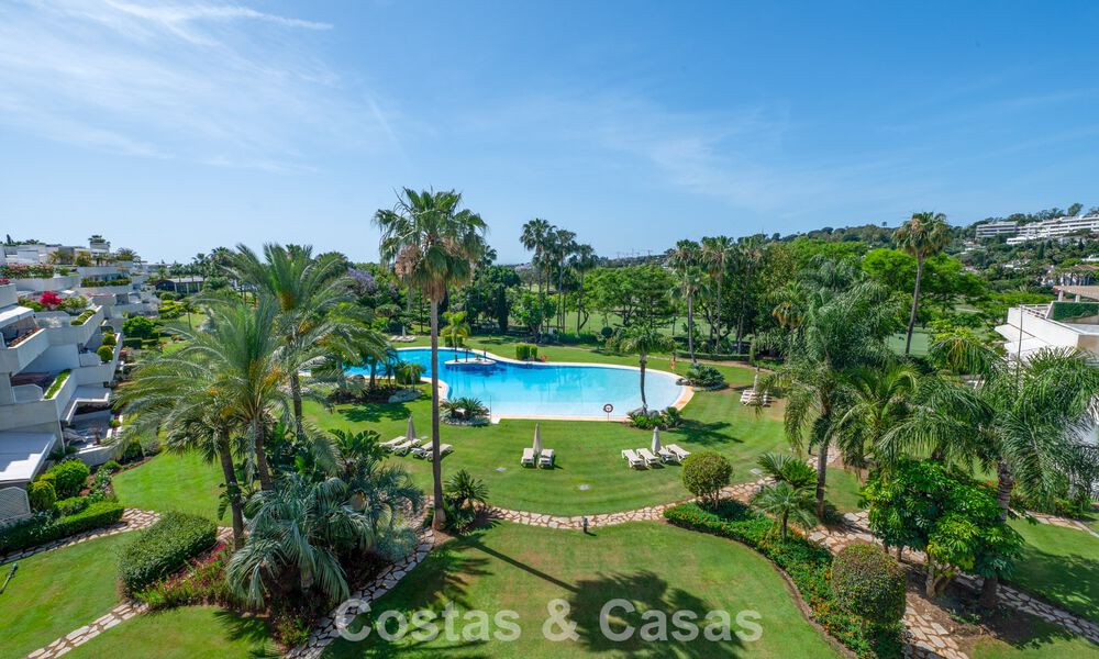 Hoogwaardig duplex penthouse te koop in een felbegeerd golfcomplex in Nueva Andalucia, Marbella 800990