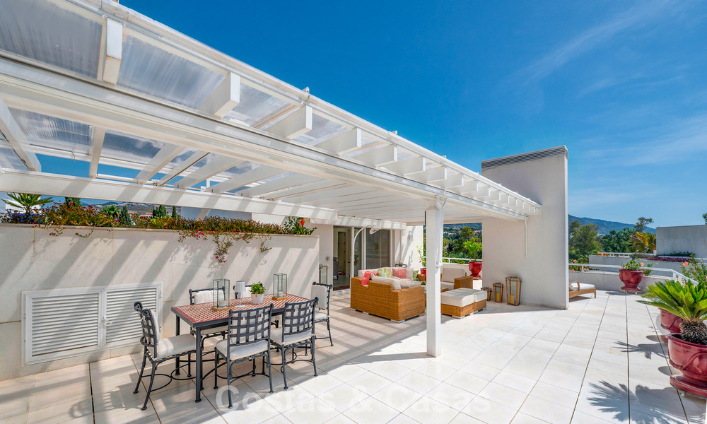 Hoogwaardig duplex penthouse te koop in een felbegeerd golfcomplex in Nueva Andalucia, Marbella 800991