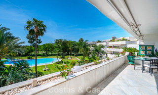 Hoogwaardig duplex penthouse te koop in een felbegeerd golfcomplex in Nueva Andalucia, Marbella 801004 