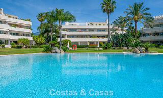 Hoogwaardig duplex penthouse te koop in een felbegeerd golfcomplex in Nueva Andalucia, Marbella 801008 