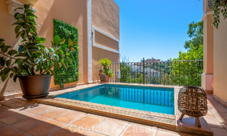 Ruime familiewoning te koop in een kleinschalige gated urbanisatie in het begeerde Nueva Andalucia, Marbella 801086 