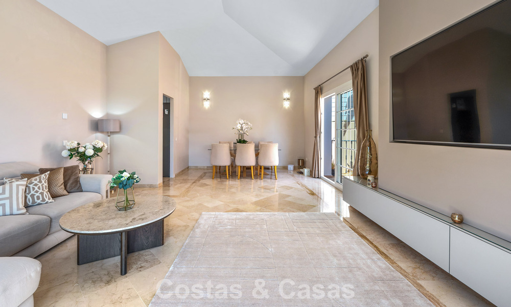 Ruime familiewoning te koop in een kleinschalige gated urbanisatie in het begeerde Nueva Andalucia, Marbella 801108