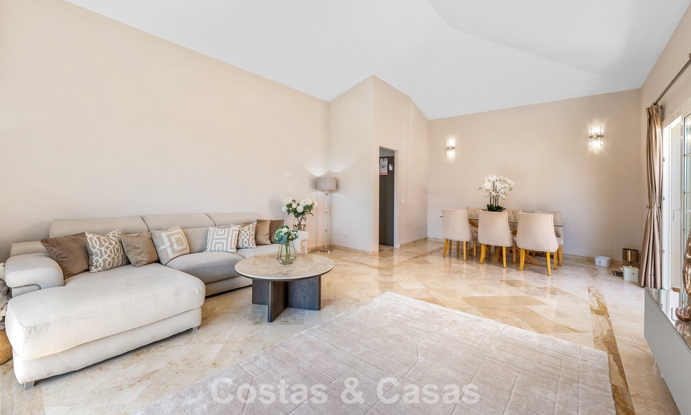 Ruime familiewoning te koop in een kleinschalige gated urbanisatie in het begeerde Nueva Andalucia, Marbella 801109