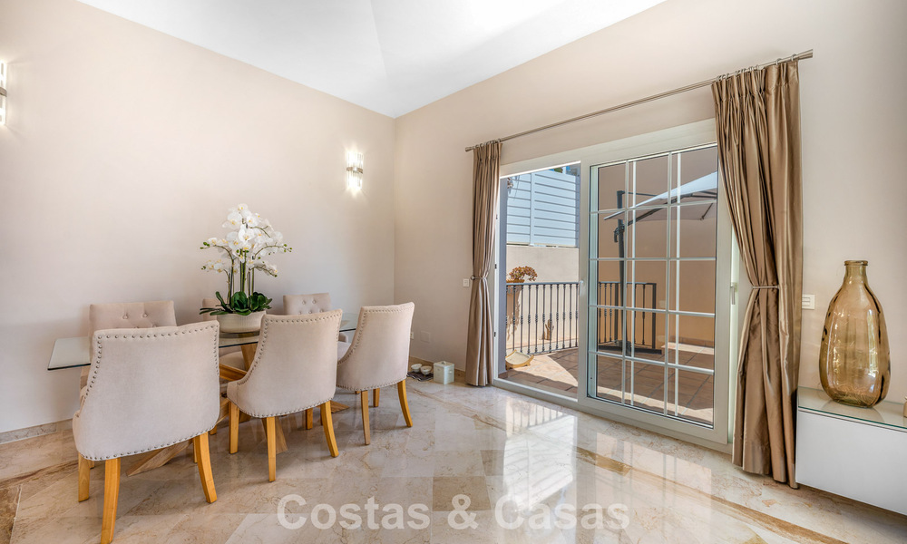 Ruime familiewoning te koop in een kleinschalige gated urbanisatie in het begeerde Nueva Andalucia, Marbella 801110
