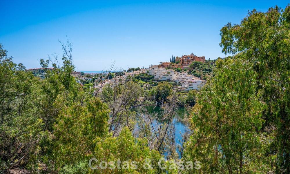 Ruime familiewoning te koop in een kleinschalige gated urbanisatie in het begeerde Nueva Andalucia, Marbella 801115