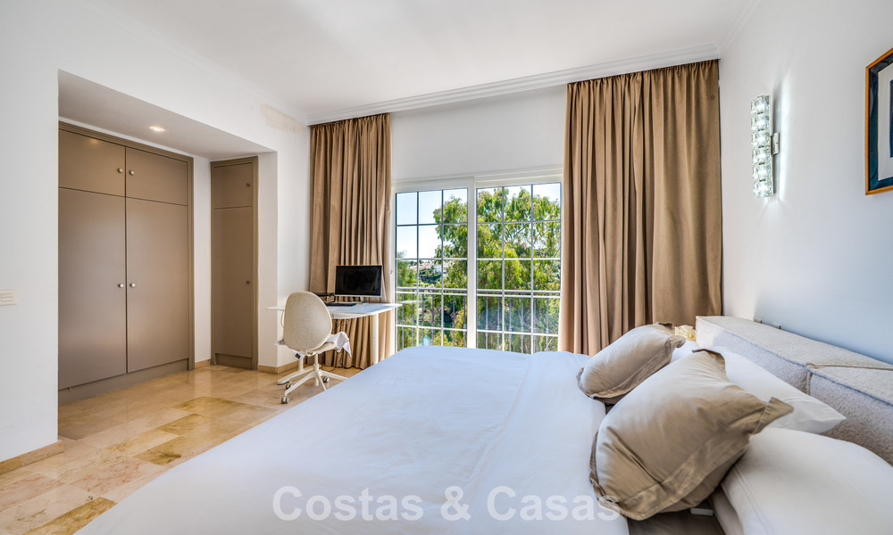 Ruime familiewoning te koop in een kleinschalige gated urbanisatie in het begeerde Nueva Andalucia, Marbella 801119