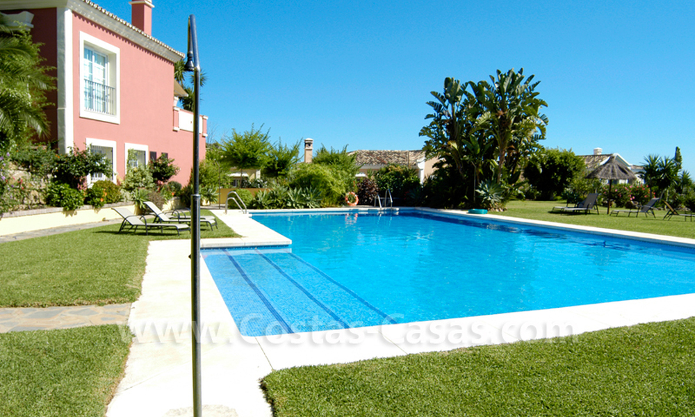 Ruime familiewoning te koop in een kleinschalige gated urbanisatie in het begeerde Nueva Andalucia, Marbella 801458