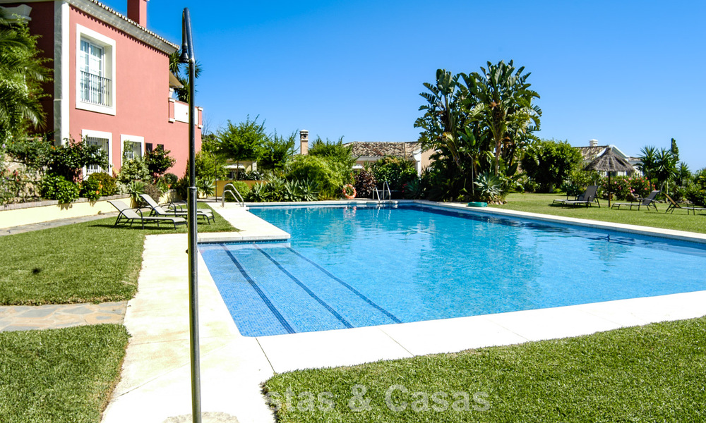 Ruime familiewoning te koop in een kleinschalige gated urbanisatie in het begeerde Nueva Andalucia, Marbella 801641