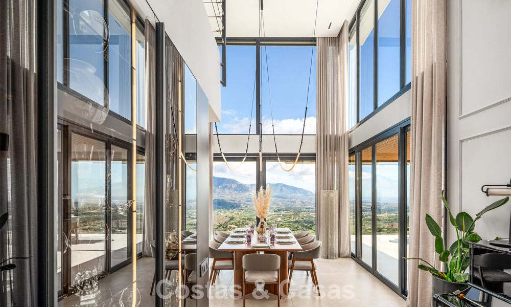 Indrukwekkende luxevilla met moderne minimalistische architectuur te koop in de heuvels van Oost-Marbella 801140