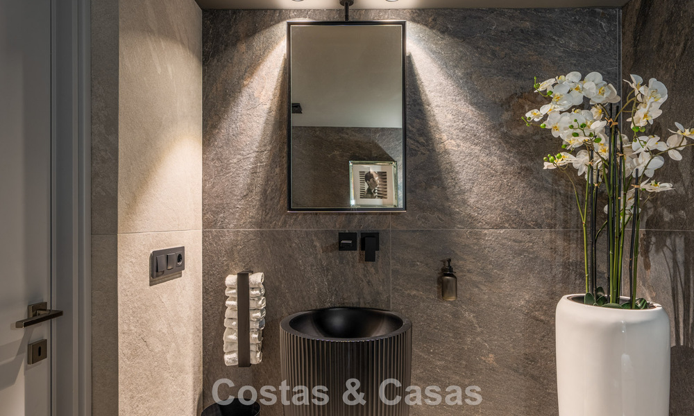 Indrukwekkende luxevilla met moderne minimalistische architectuur te koop in de heuvels van Oost-Marbella 801150