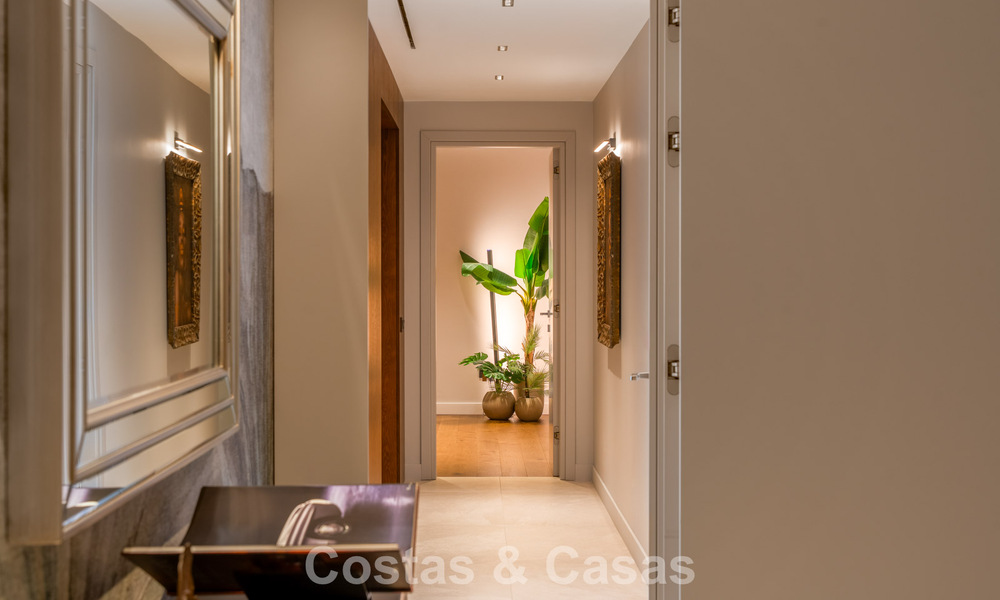 Indrukwekkende luxevilla met moderne minimalistische architectuur te koop in de heuvels van Oost-Marbella 801159