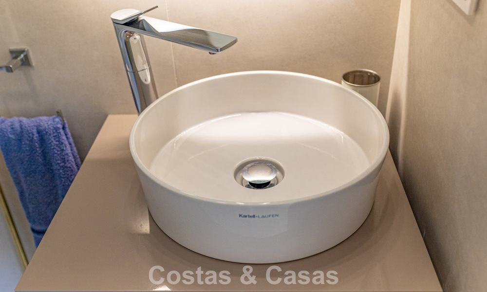 Exclusief penthouse met schitterend open zeezicht te koop aan het strand in Estepona 801248