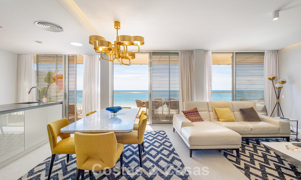 Exclusief penthouse met schitterend open zeezicht te koop aan het strand in Estepona 801257
