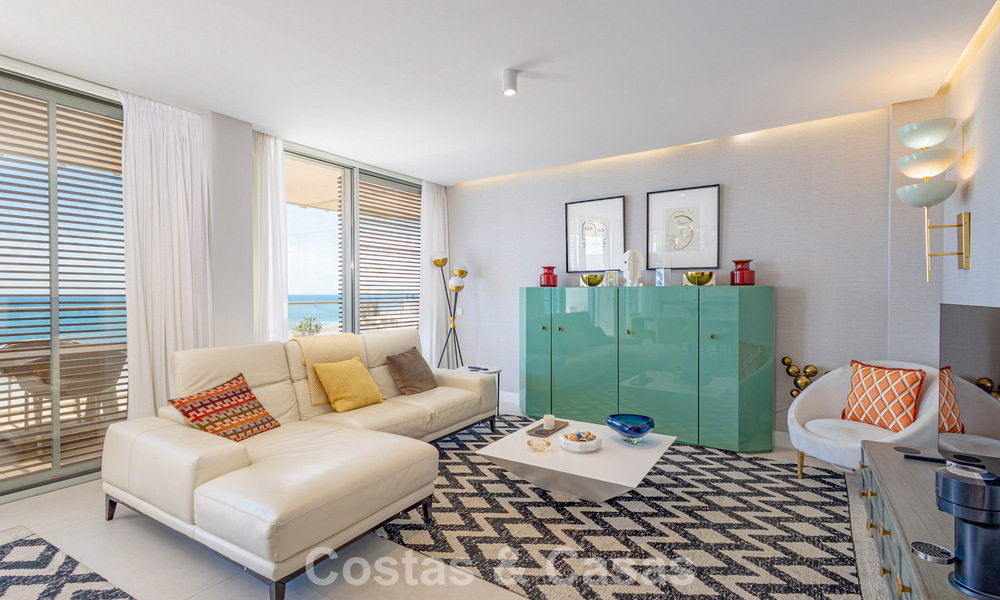 Exclusief penthouse met schitterend open zeezicht te koop aan het strand in Estepona 801259
