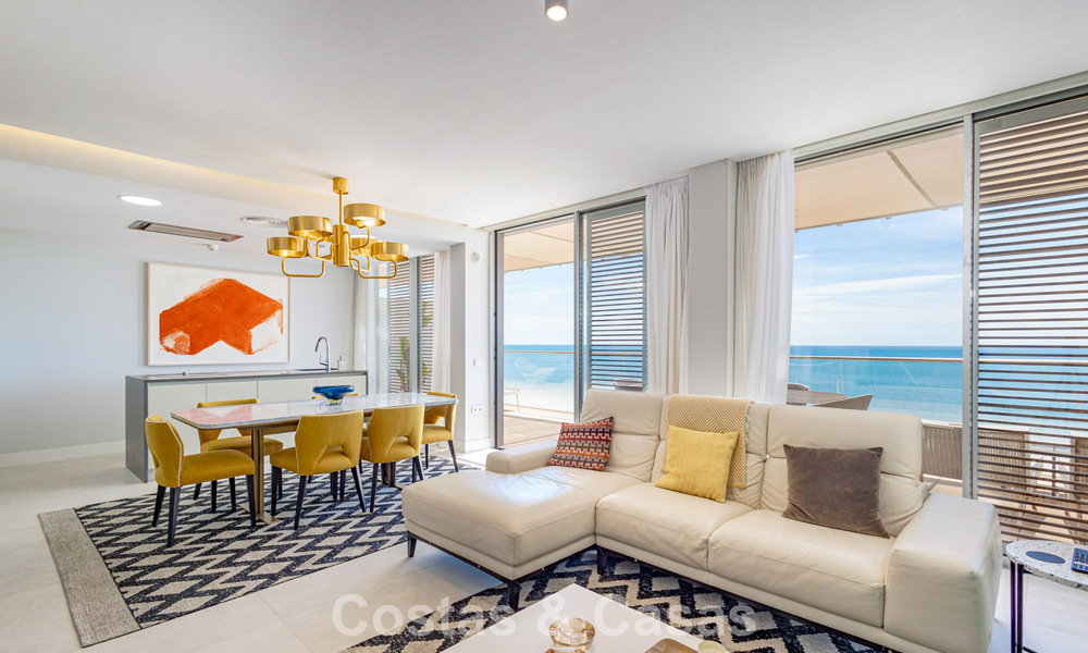 Exclusief penthouse met schitterend open zeezicht te koop aan het strand in Estepona 801260