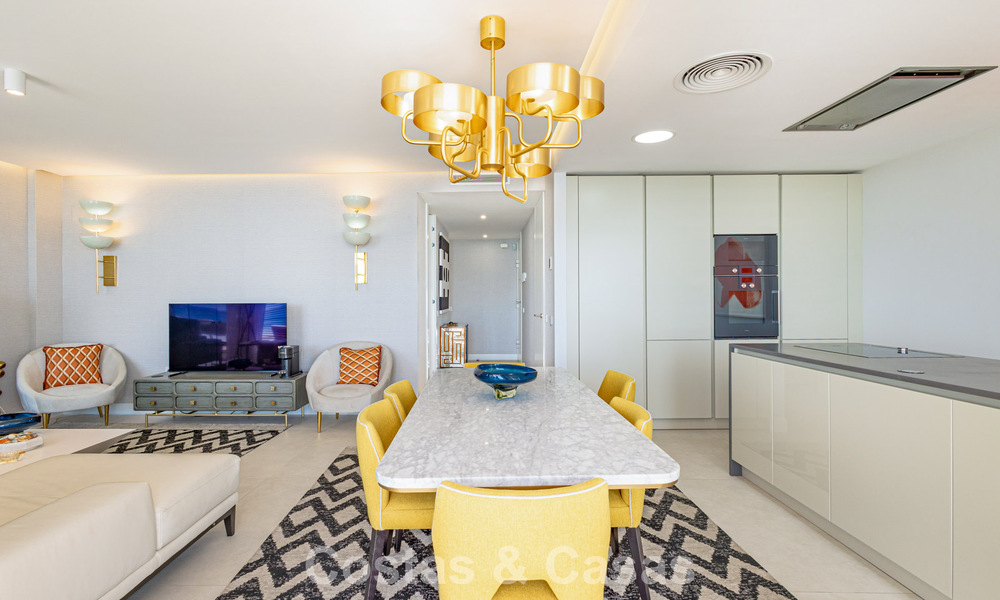 Exclusief penthouse met schitterend open zeezicht te koop aan het strand in Estepona 801263