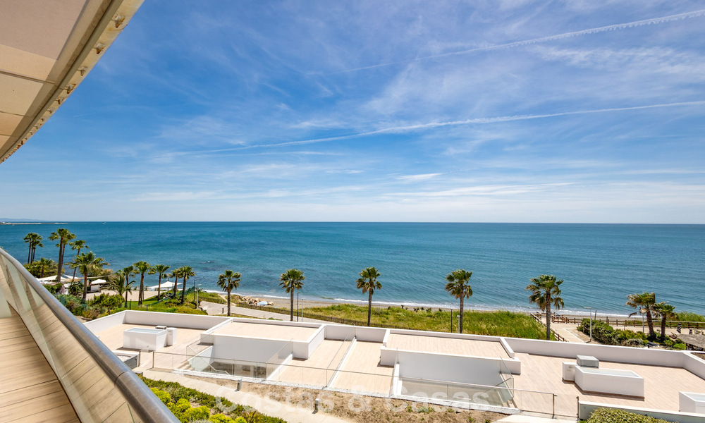 Exclusief penthouse met schitterend open zeezicht te koop aan het strand in Estepona 801266