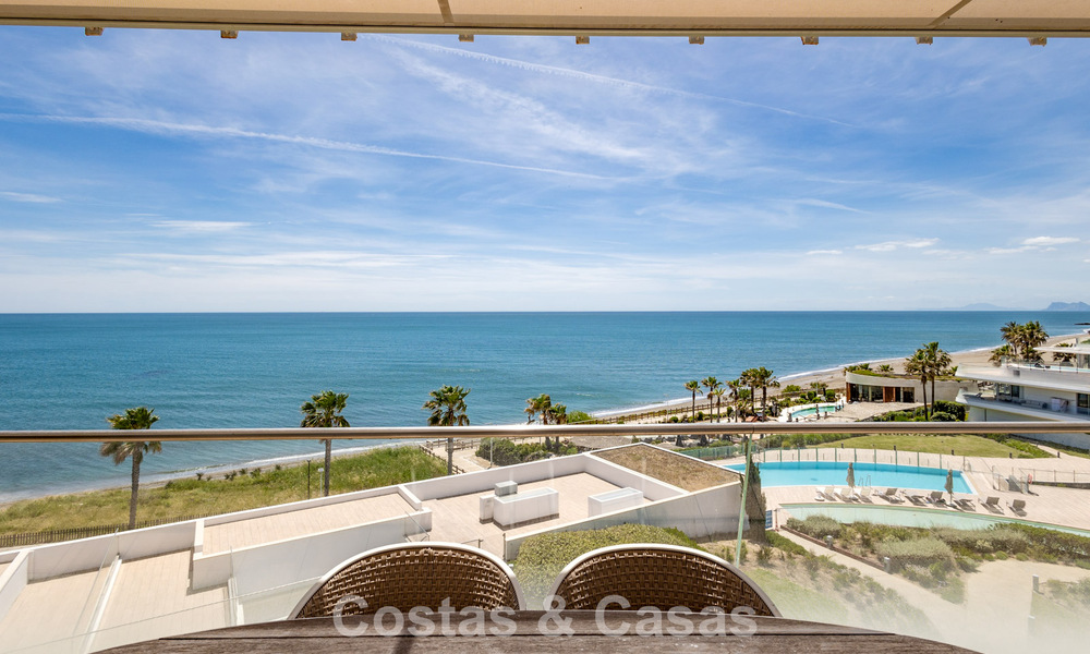 Exclusief penthouse met schitterend open zeezicht te koop aan het strand in Estepona 801267
