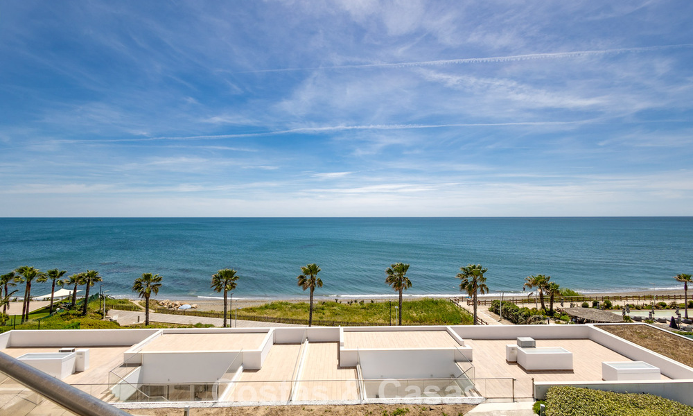 Exclusief penthouse met schitterend open zeezicht te koop aan het strand in Estepona 801268
