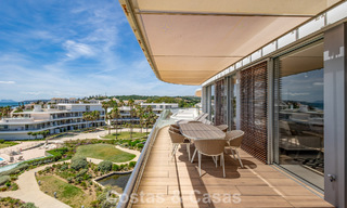 Exclusief penthouse met schitterend open zeezicht te koop aan het strand in Estepona 801269 