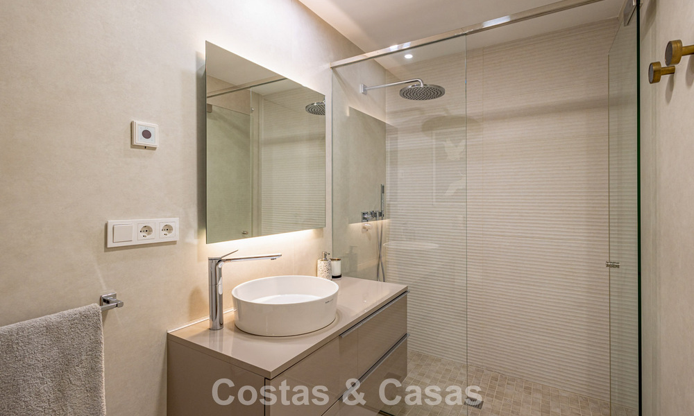 Exclusief penthouse met schitterend open zeezicht te koop aan het strand in Estepona 801271