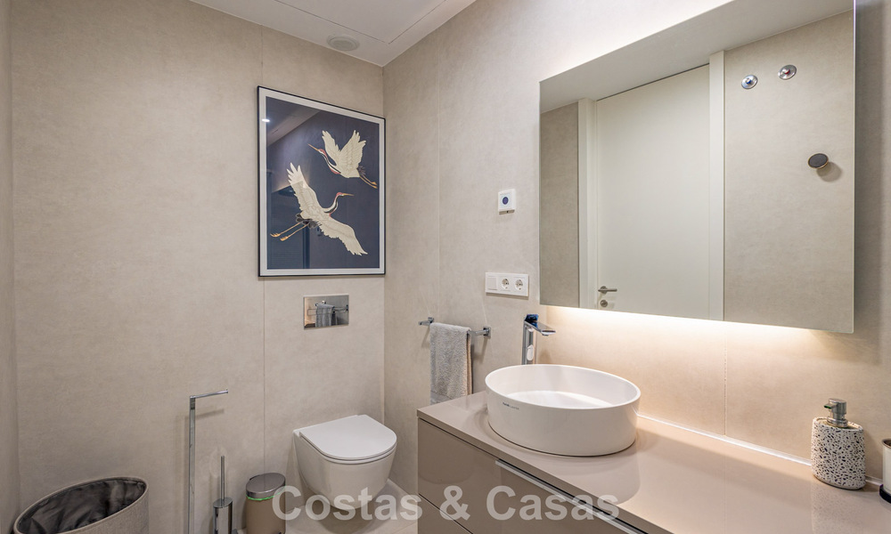 Exclusief penthouse met schitterend open zeezicht te koop aan het strand in Estepona 801272