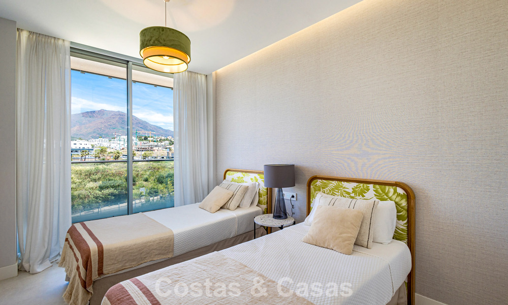 Exclusief penthouse met schitterend open zeezicht te koop aan het strand in Estepona 801273
