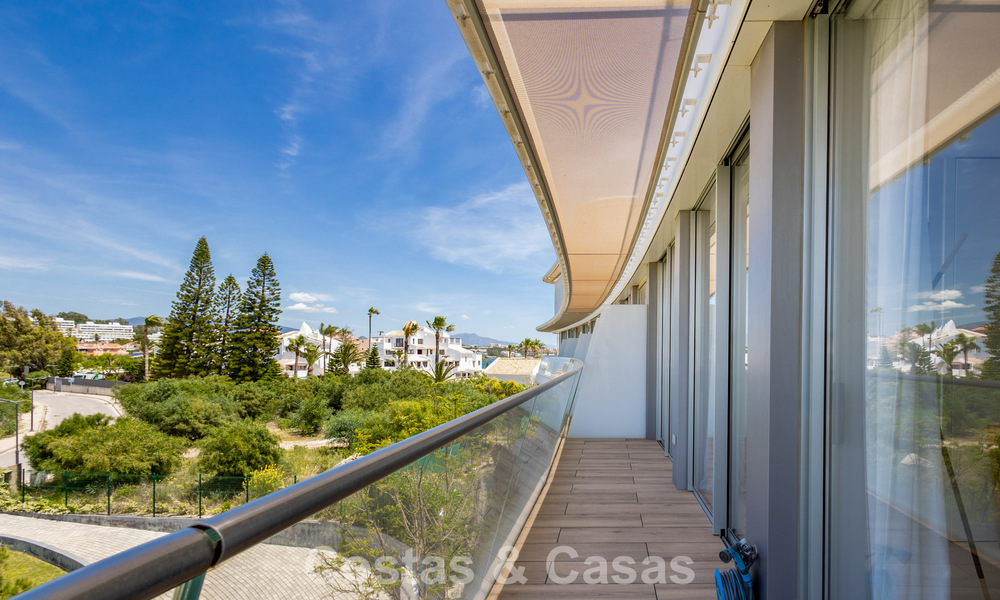 Exclusief penthouse met schitterend open zeezicht te koop aan het strand in Estepona 801277