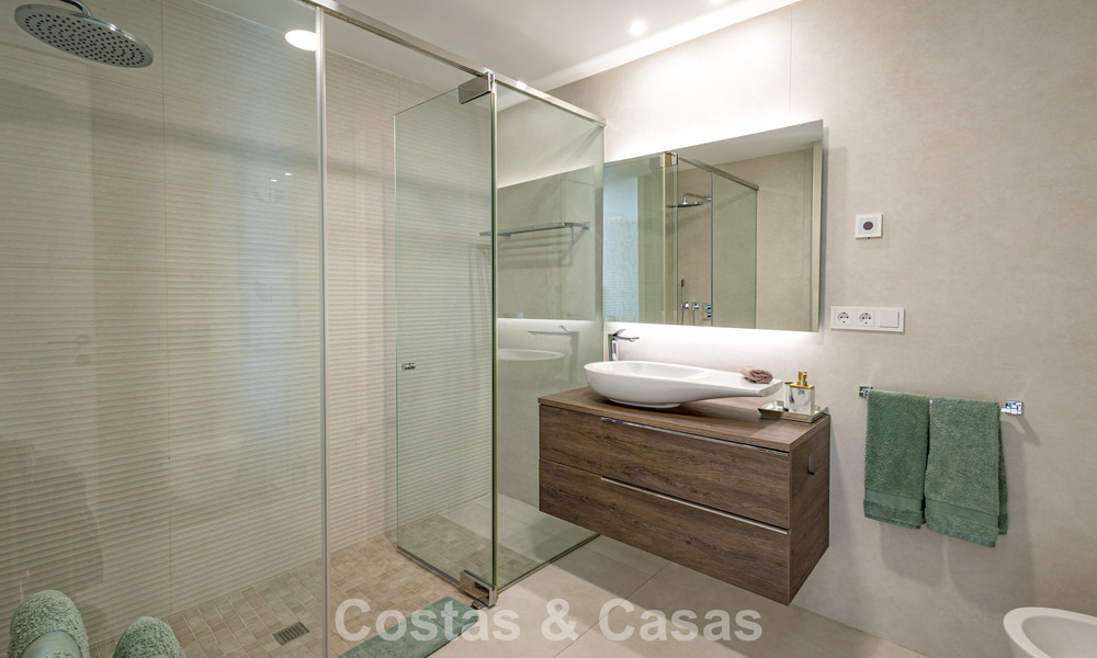 Exclusief penthouse met schitterend open zeezicht te koop aan het strand in Estepona 801280