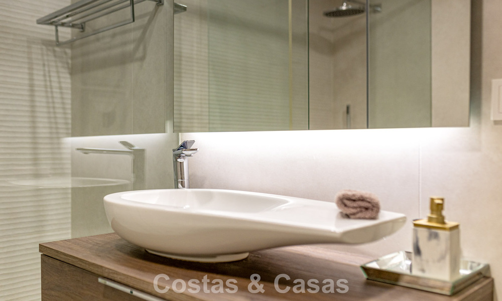 Exclusief penthouse met schitterend open zeezicht te koop aan het strand in Estepona 801281