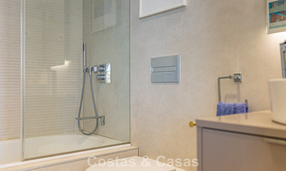 Exclusief penthouse met schitterend open zeezicht te koop aan het strand in Estepona 801291