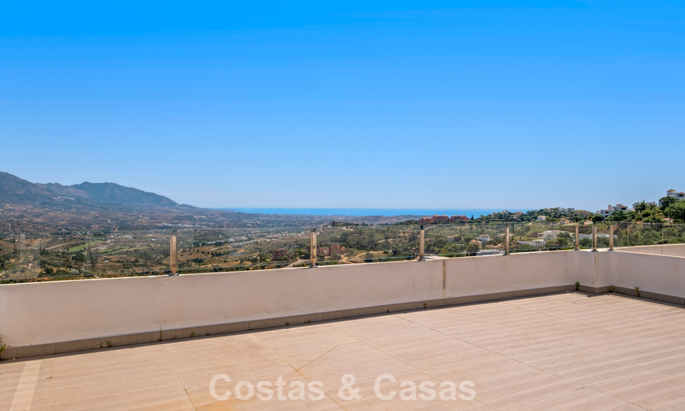 Hedendaagse luxevilla met strakke, moderne bouwstijl en adembenemend uitzicht te koop in Oost-Marbella 801163