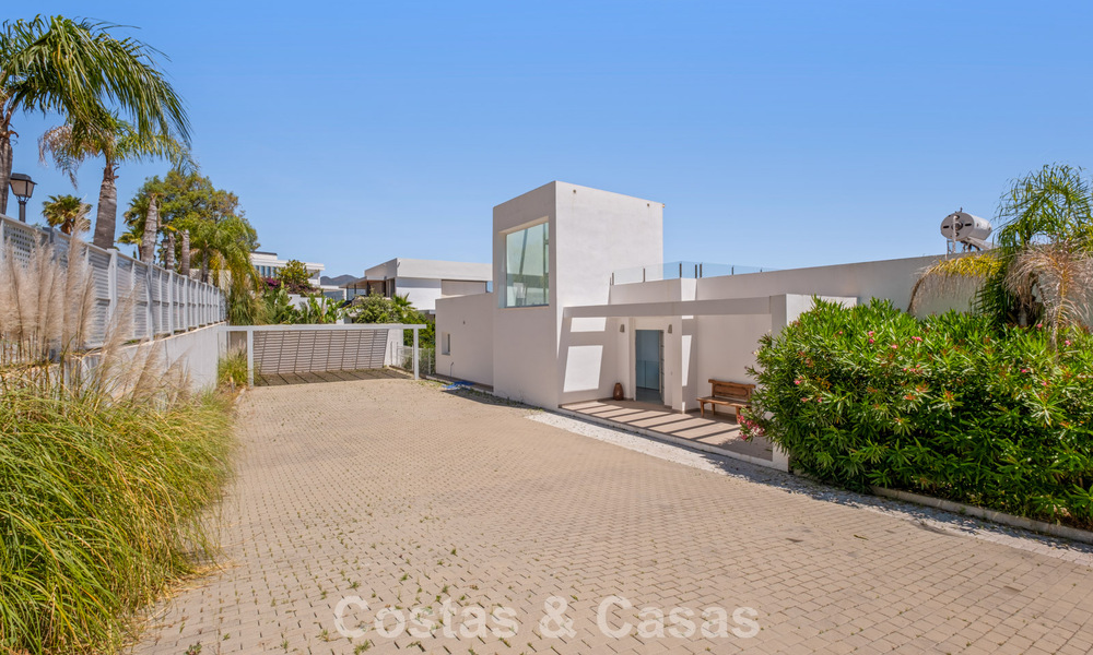 Hedendaagse luxevilla met strakke, moderne bouwstijl en adembenemend uitzicht te koop in Oost-Marbella 801165