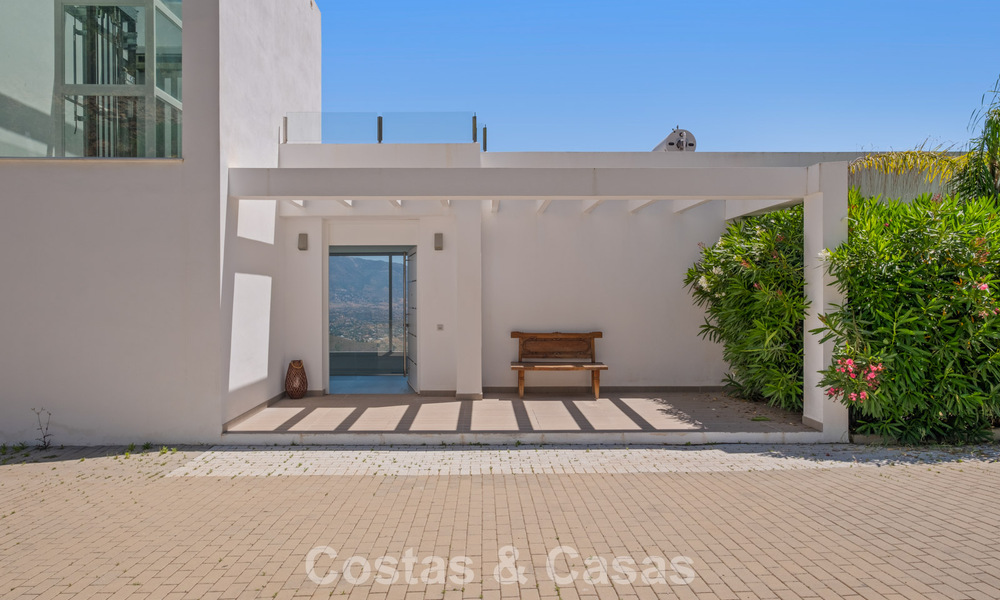 Hedendaagse luxevilla met strakke, moderne bouwstijl en adembenemend uitzicht te koop in Oost-Marbella 801167