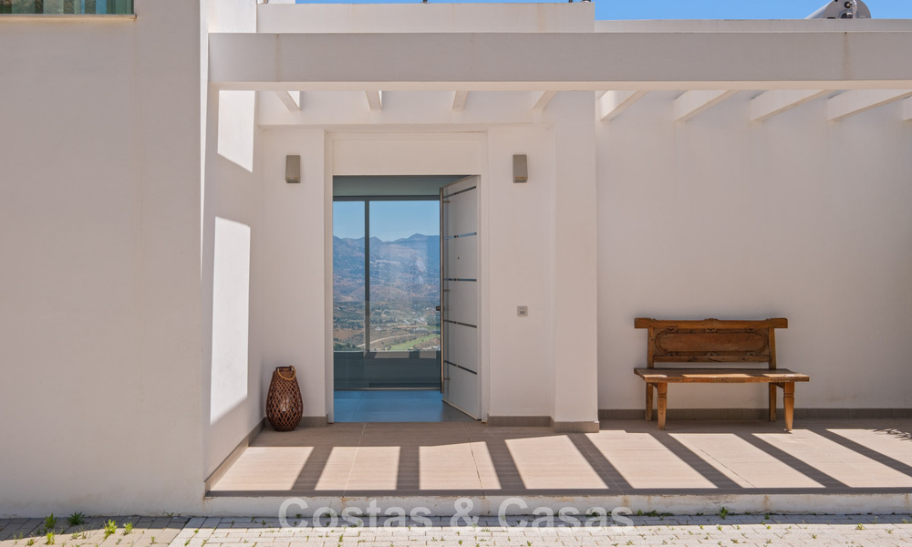 Hedendaagse luxevilla met strakke, moderne bouwstijl en adembenemend uitzicht te koop in Oost-Marbella 801168