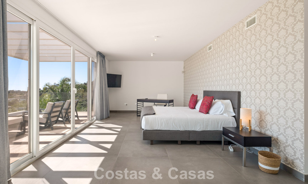 Hedendaagse luxevilla met strakke, moderne bouwstijl en adembenemend uitzicht te koop in Oost-Marbella 801175
