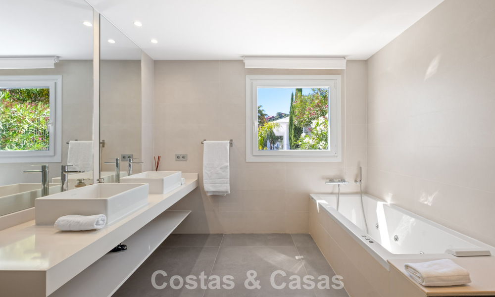 Hedendaagse luxevilla met strakke, moderne bouwstijl en adembenemend uitzicht te koop in Oost-Marbella 801177