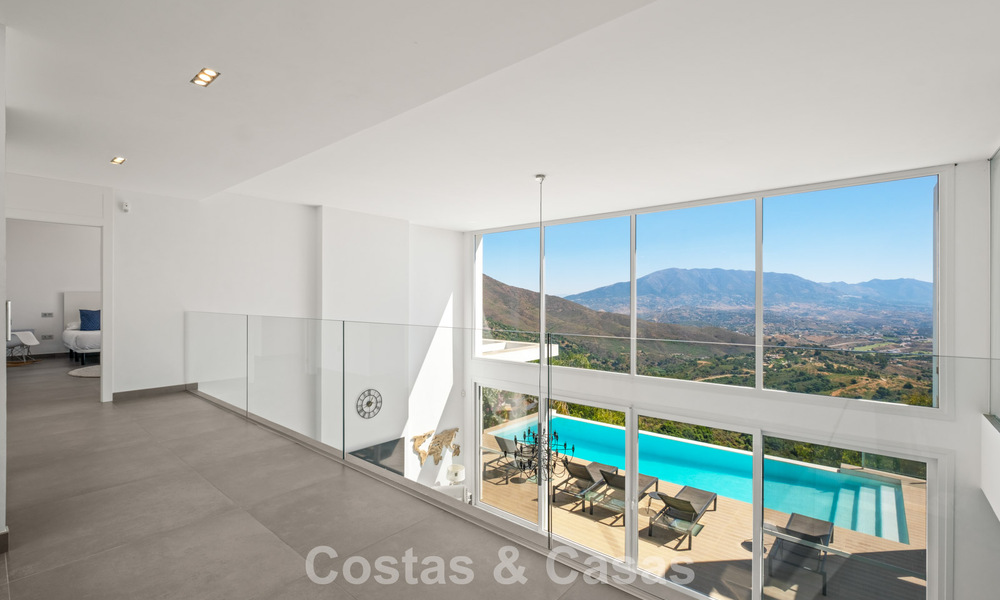 Hedendaagse luxevilla met strakke, moderne bouwstijl en adembenemend uitzicht te koop in Oost-Marbella 801179