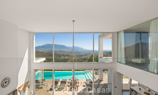 Hedendaagse luxevilla met strakke, moderne bouwstijl en adembenemend uitzicht te koop in Oost-Marbella 801180 