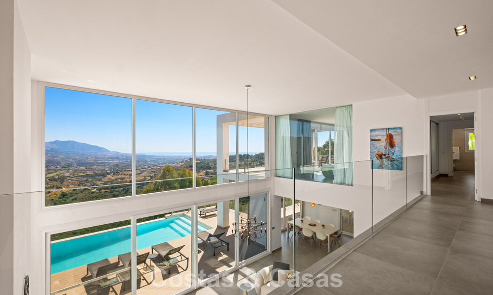 Hedendaagse luxevilla met strakke, moderne bouwstijl en adembenemend uitzicht te koop in Oost-Marbella 801181