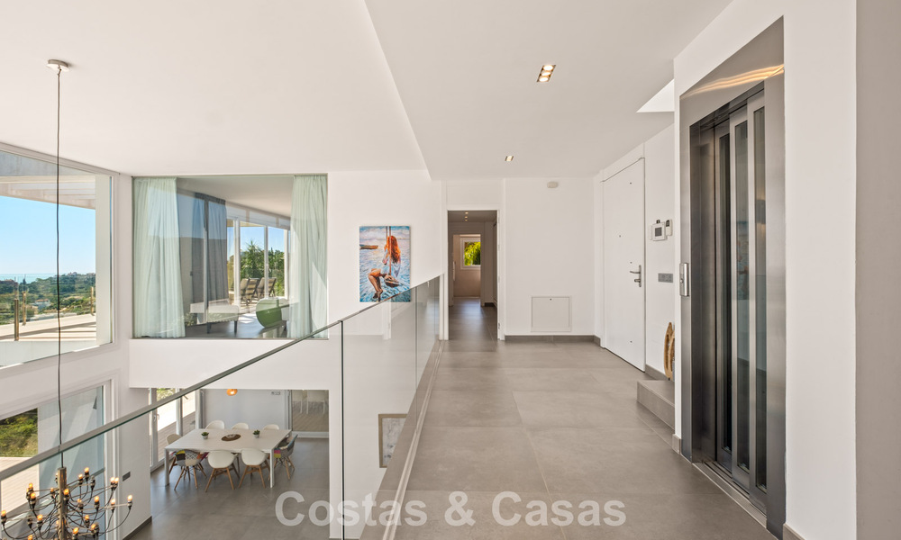 Hedendaagse luxevilla met strakke, moderne bouwstijl en adembenemend uitzicht te koop in Oost-Marbella 801182