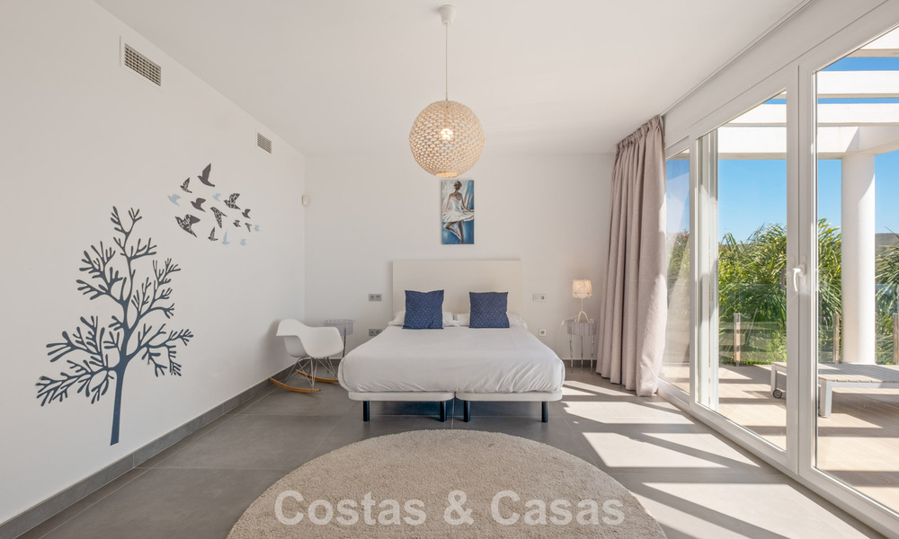 Hedendaagse luxevilla met strakke, moderne bouwstijl en adembenemend uitzicht te koop in Oost-Marbella 801183