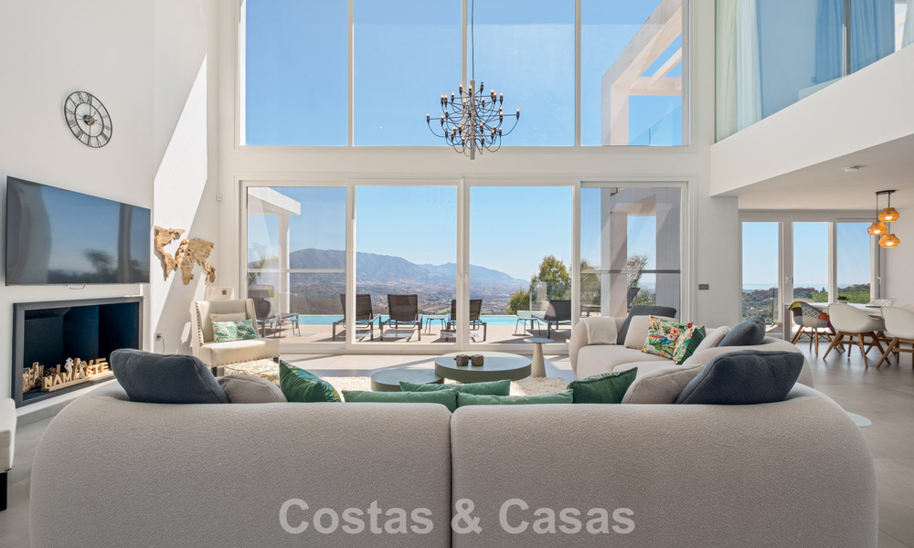 Hedendaagse luxevilla met strakke, moderne bouwstijl en adembenemend uitzicht te koop in Oost-Marbella 801186