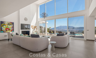 Hedendaagse luxevilla met strakke, moderne bouwstijl en adembenemend uitzicht te koop in Oost-Marbella 801187 